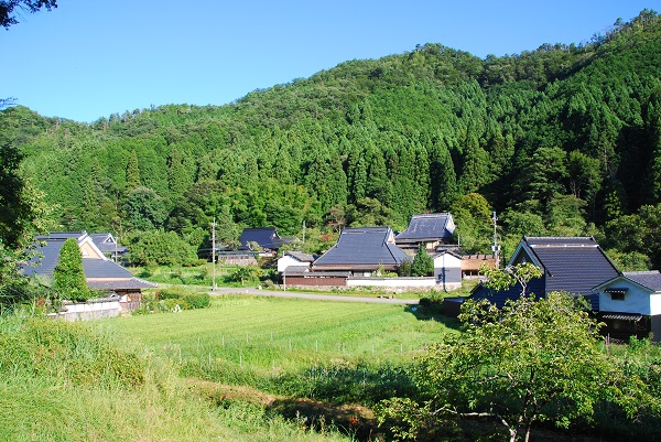 篠山市の谷奥集落で、空き家となっていた古民家を宿やレストランに改修した「集落丸山」