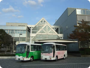 YKK50ビルとツアーバス