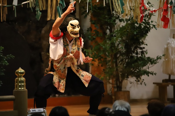 高千穂神社で毎夜行われる夜神楽