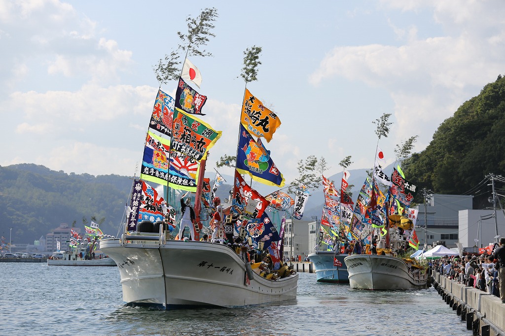 尾崎神社の秋の大祭で行われる曳舟祭